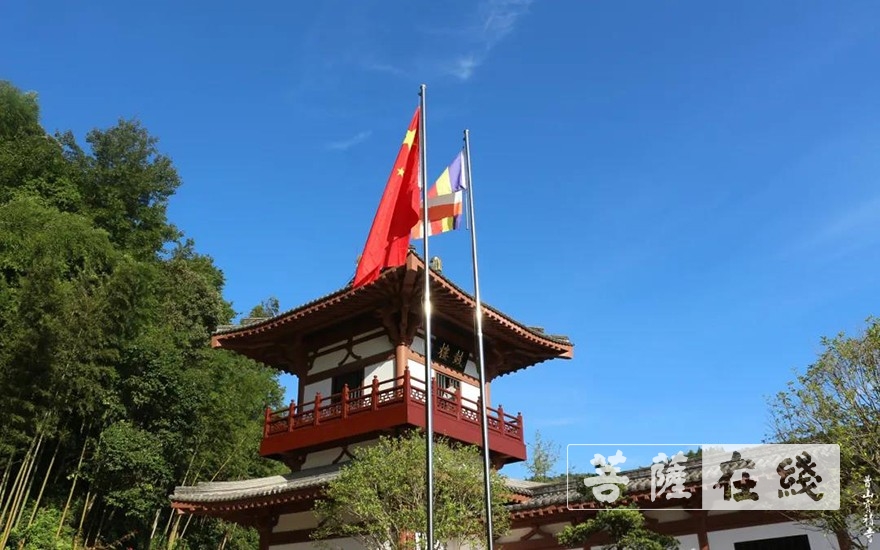 曹山宝积寺-恢复开放首日，曹山宝积寺举行升国旗仪式