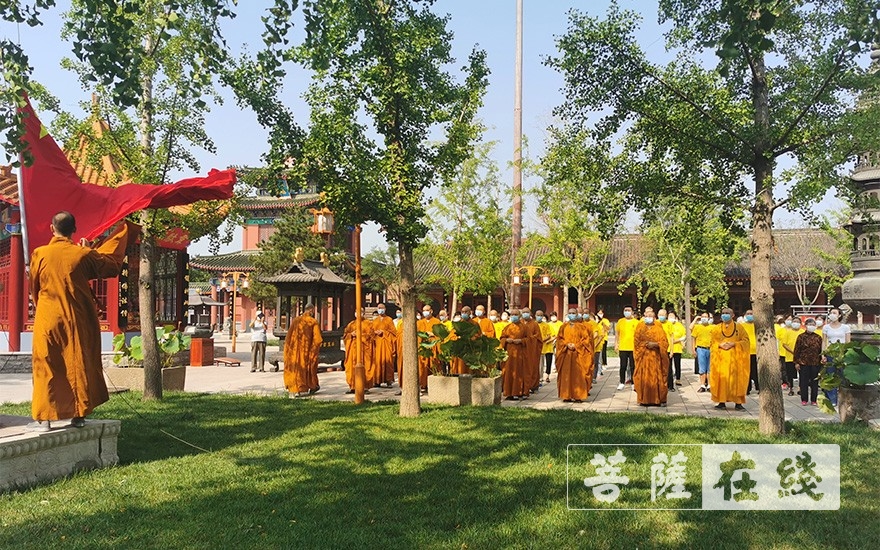 天津峰山药王古寺有序恢复对外开放首日，举行升国旗仪式
