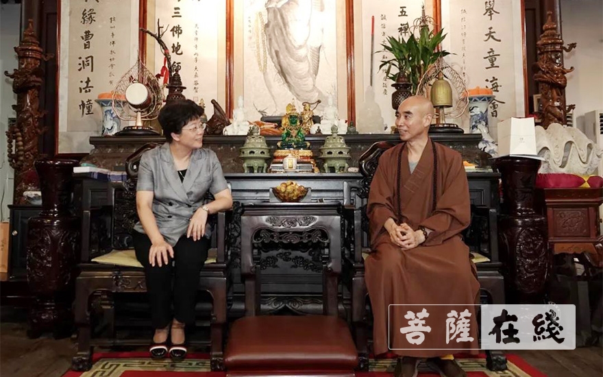 林雅莲-宁波市政协副主席林雅莲走访天童禅寺