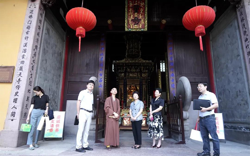 林雅莲-宁波市政协副主席林雅莲走访天童禅寺