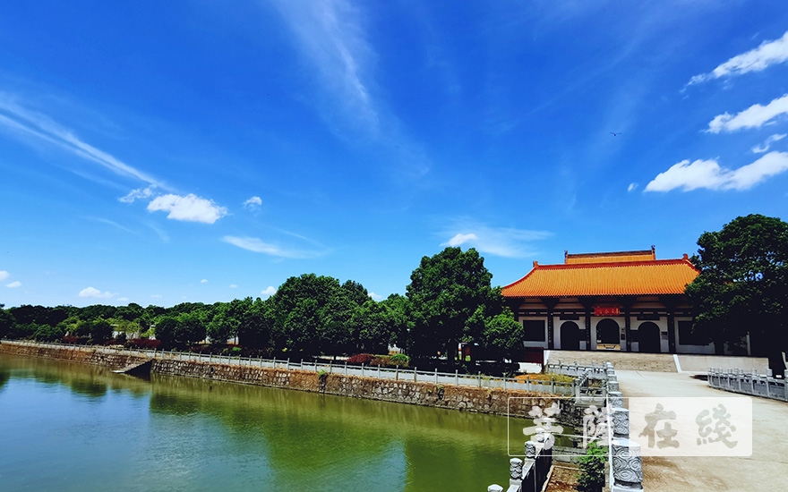 第四届洞庭湖区佛教界百万善款扶贫助学活动在湖南湘阴举行