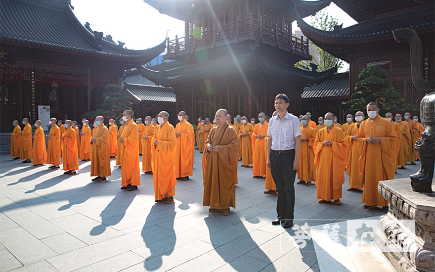抗日战争-上海玉佛禅寺举行升国旗仪式，纪念中国人民抗日战争暨世界反法西斯战争胜利