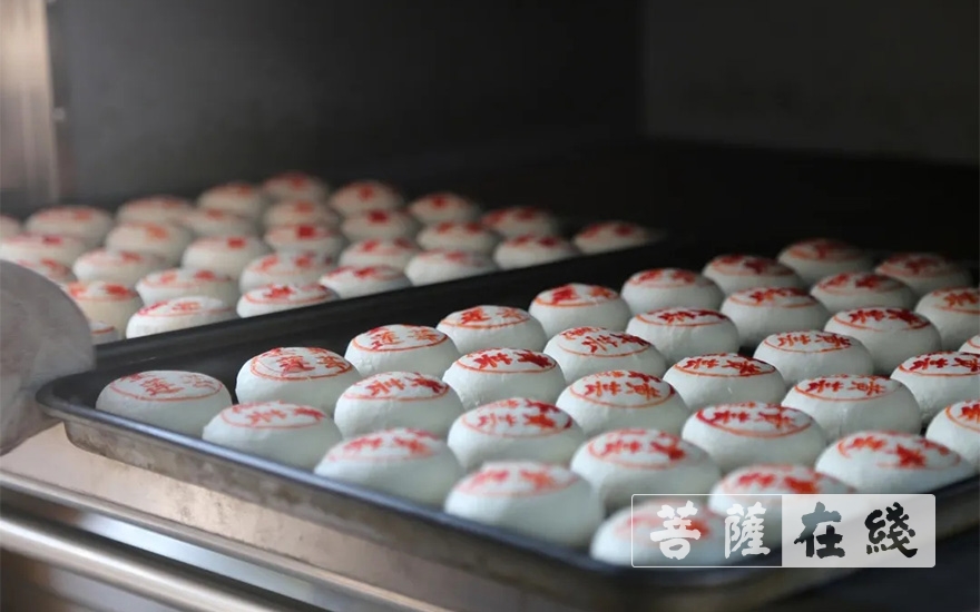 宁国-白白胖胖戳个章  上海宁国禅寺净素月饼新鲜出炉