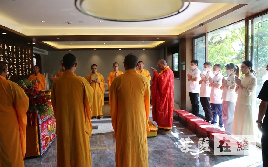 宁国-白白胖胖戳个章  上海宁国禅寺净素月饼新鲜出炉