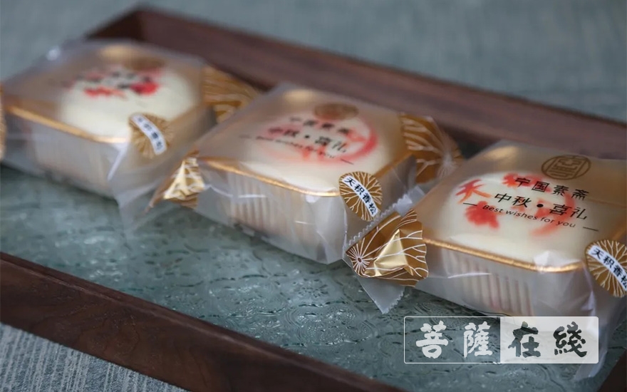 宁国-白白胖胖戳个章  上海宁国禅寺净素月饼新鲜出炉