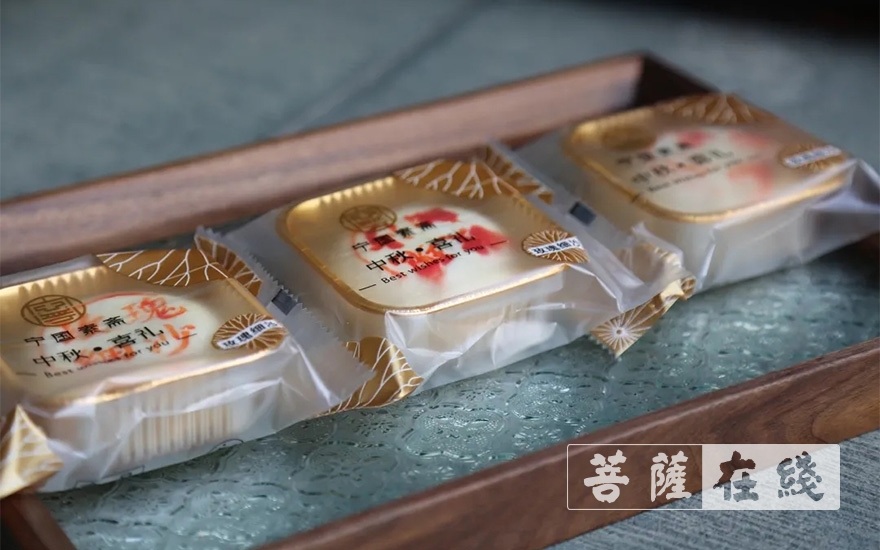 宁国-白白胖胖戳个章  上海宁国禅寺净素月饼新鲜出炉