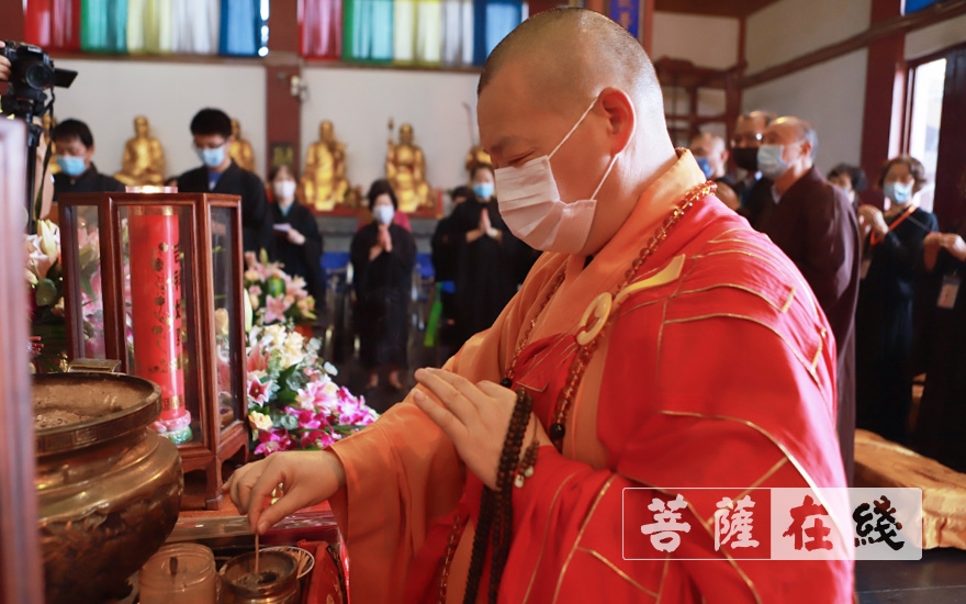 摄影-上海七宝教寺举行中峰三时系念法会