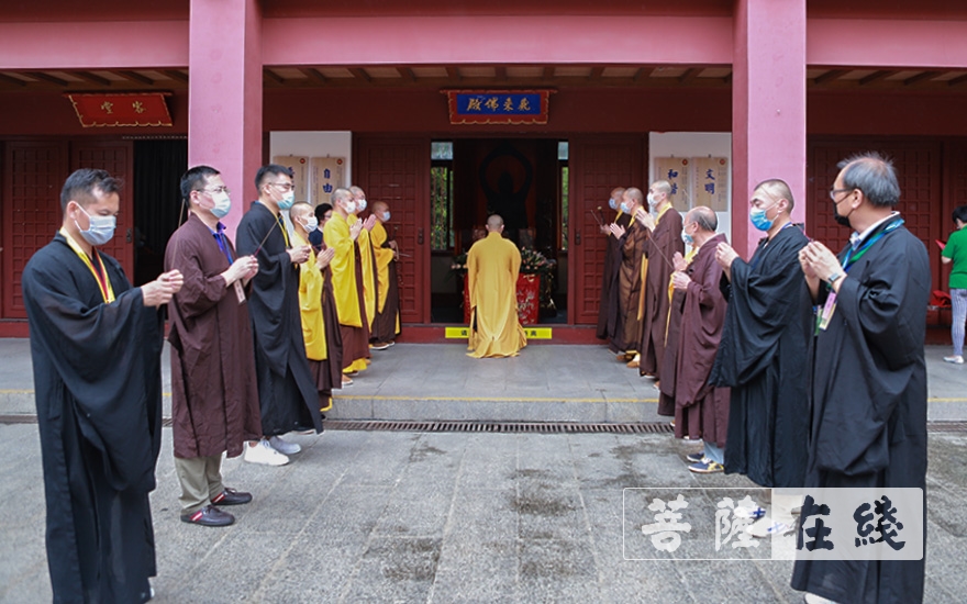 摄影-上海七宝教寺举行中峰三时系念法会