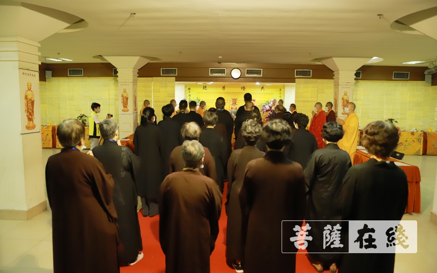 摄影-上海七宝教寺举行中峰三时系念法会