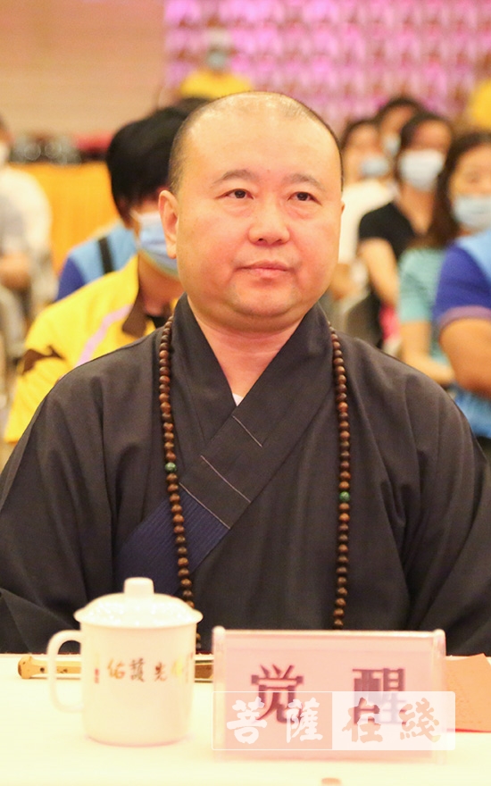 摄影-安全从“头”开始 上海玉佛禅寺和觉群文教基金会向市民捐赠1000顶头盔