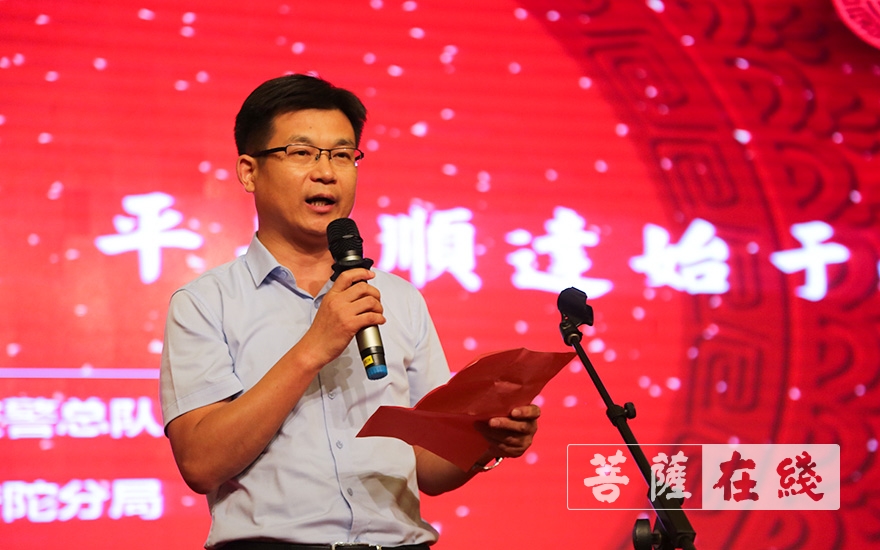 摄影-安全从“头”开始 上海玉佛禅寺和觉群文教基金会向市民捐赠1000顶头盔