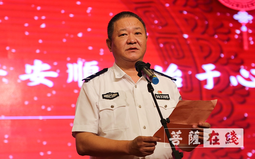 摄影-安全从“头”开始 上海玉佛禅寺和觉群文教基金会向市民捐赠1000顶头盔