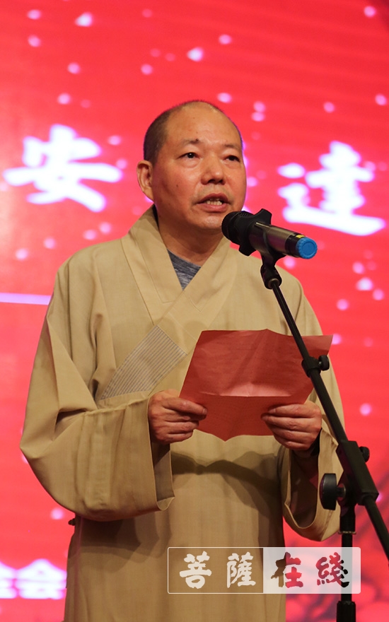摄影-安全从“头”开始 上海玉佛禅寺和觉群文教基金会向市民捐赠1000顶头盔