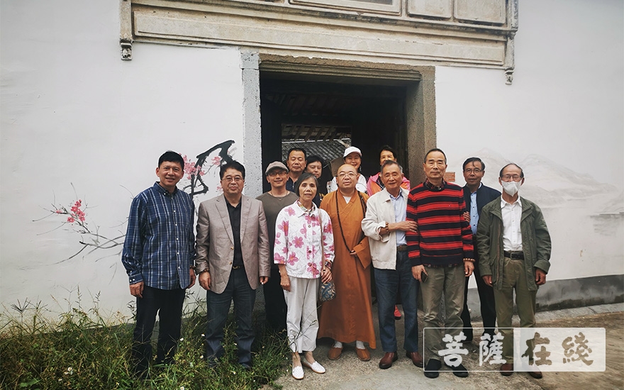 缅怀追忆 弘一大师皈依弟子胡宅梵后人赴宁波伏龙寺参访