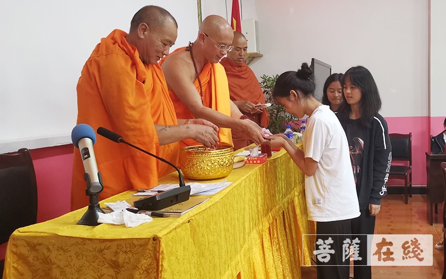 金龙寺-云南沧源金龙寺举行开展关爱本乡79名大学生助学活动