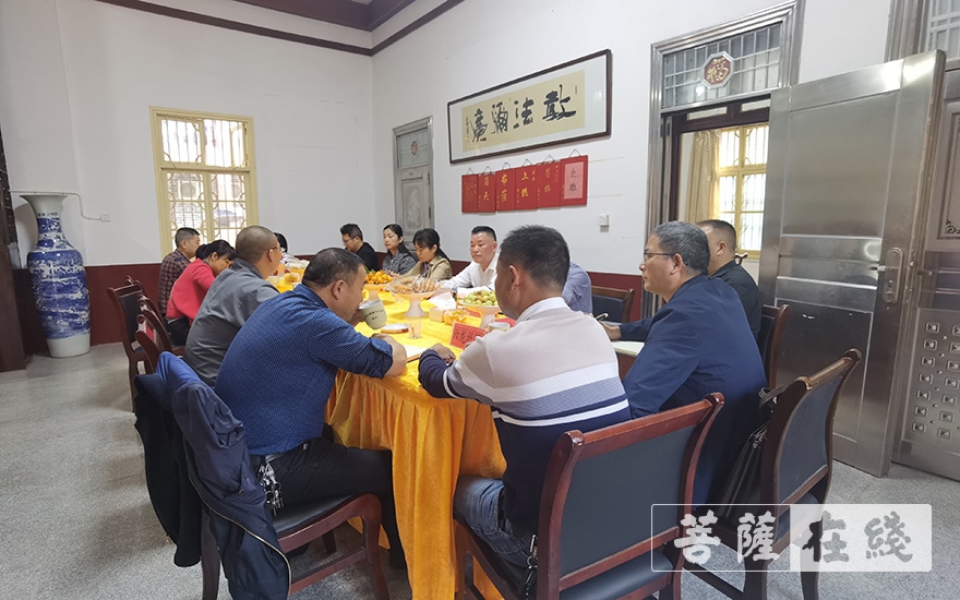 湖南省湘潭县委常委陈卫兵带队赴金霞山龙兴寺解决用水问题