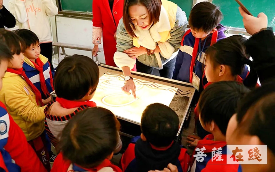 正能量-广西龙华古寺《一人一桌》公益项目捐赠仪式暨安全知识讲座助学行圆满结束