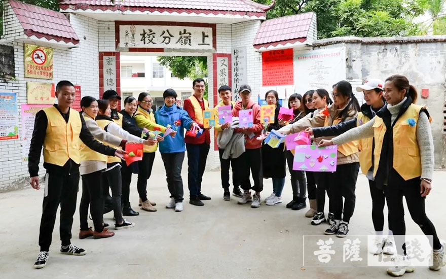 正能量-广西龙华古寺《一人一桌》公益项目捐赠仪式暨安全知识讲座助学行圆满结束