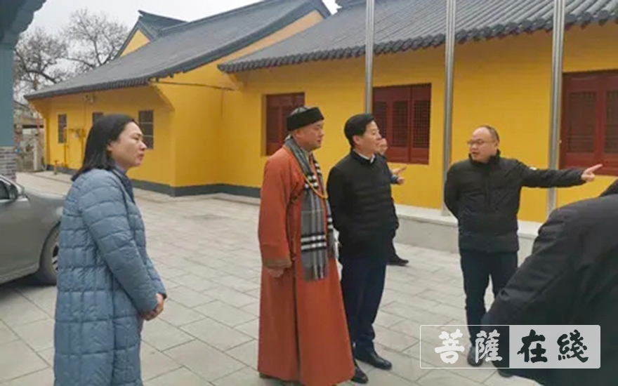 佛教-绍兴市委宣传部副部长何俊杰一行赴绍兴图书馆龙华佛学分馆视察