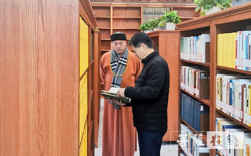佛教-绍兴市委宣传部副部长何俊杰一行赴绍兴图书馆龙华佛学分馆视察