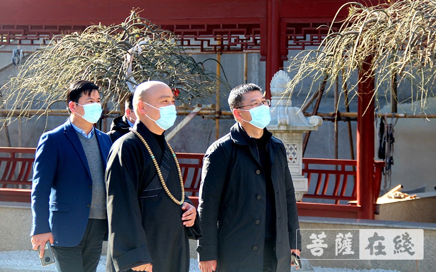 疫情-绍兴市柯桥区委统战部副部长金爱琴一行赴安康寺检查疫情防控工作