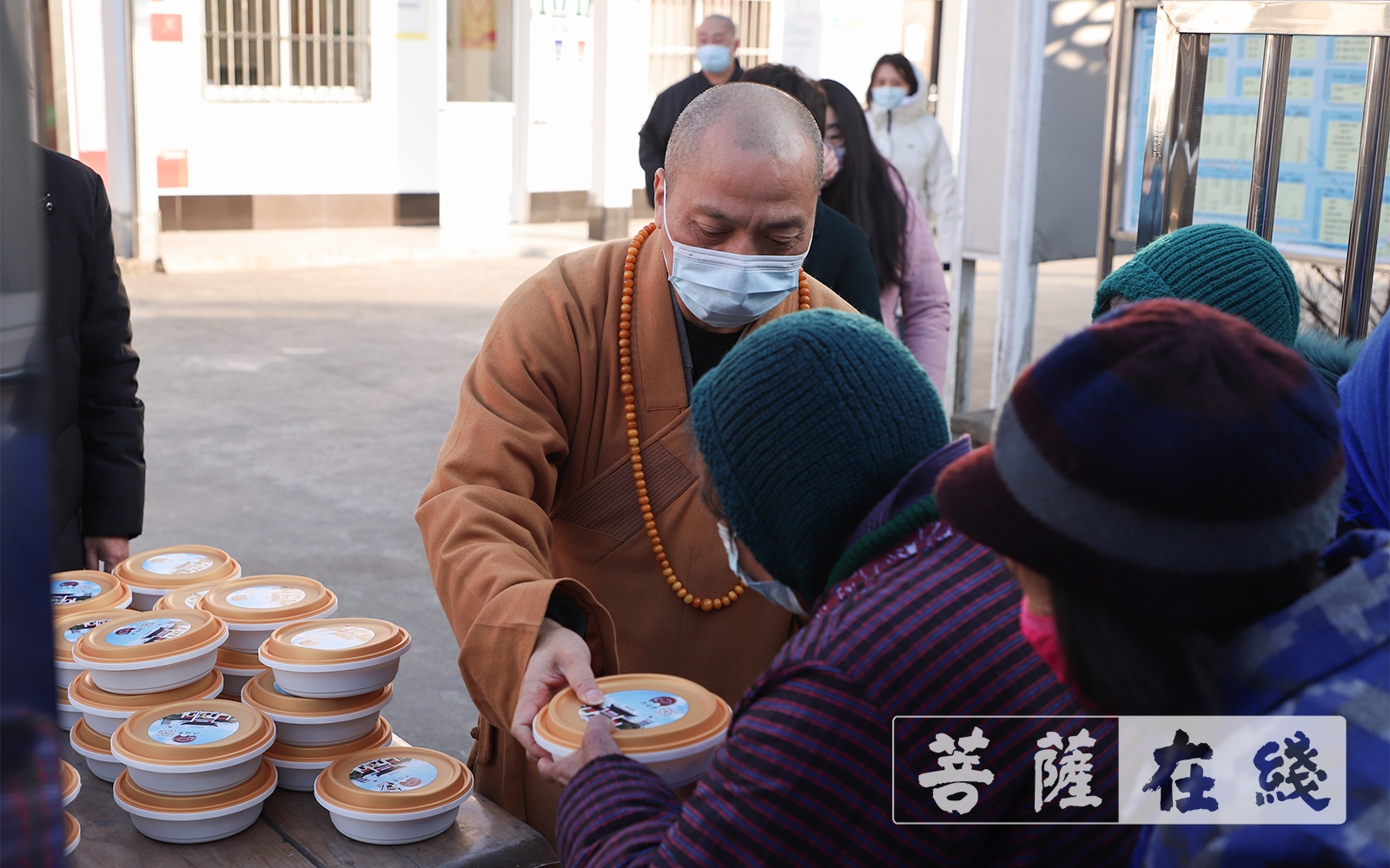 慈善-力行慈善  上海洪福寺举办腊八施粥慈善感恩活动