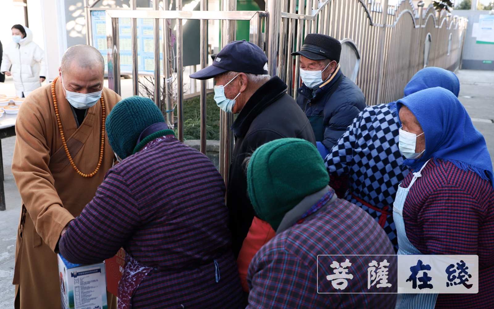 慈善-力行慈善  上海洪福寺举办腊八施粥慈善感恩活动