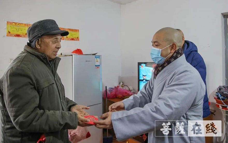 佛教-嘉兴精严讲寺慰问七星街道困难户