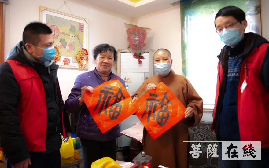 上海龙音寺住持信弘法师慰问困难家庭