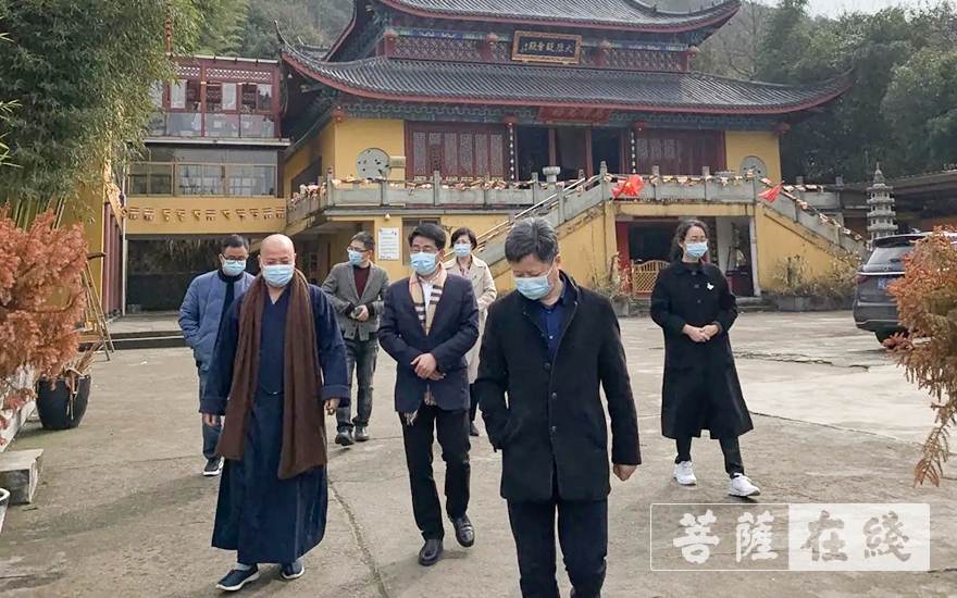 疫情-绍兴柯桥区统战部常务副部长一行赴万福寺检查疫情防控、消防安全工作