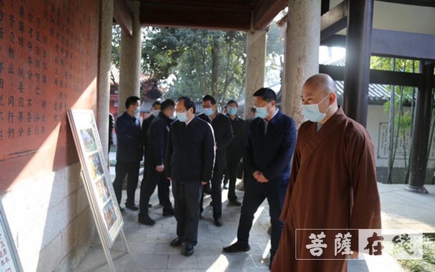 谭小平-长沙市委常委、统战部部长谭小平一行视察麓山寺疫情防控工作