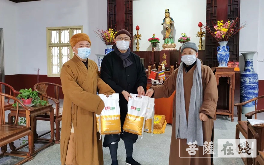 佛教-湘潭市佛协副会长唯静法师一行赴龙兴寺走访慰问