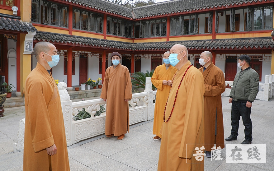 普陀山-道慈大和尚一行赴普陀山各寺院检查疫情防控及安全工作