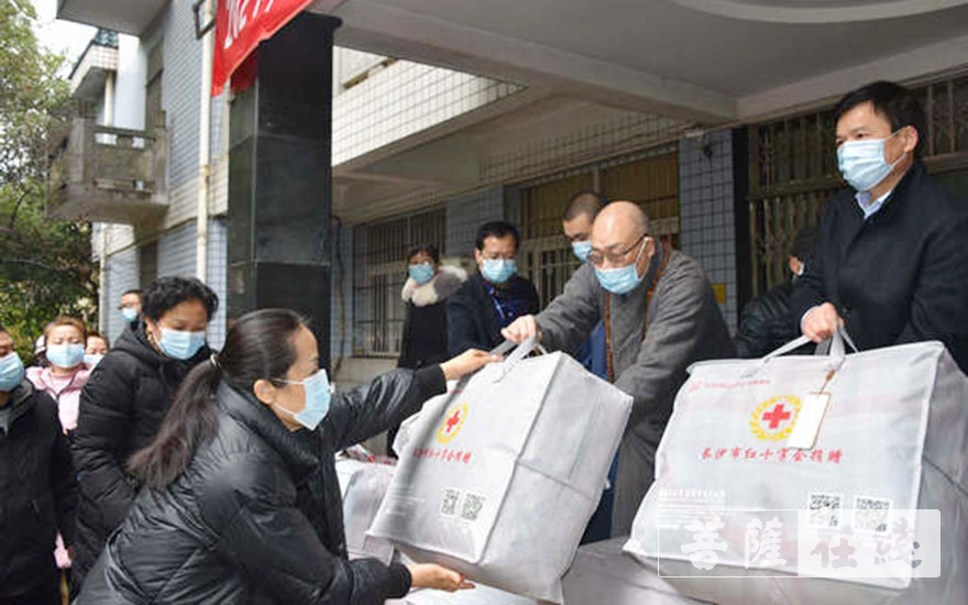 湖南省佛慈基金会联合长沙市红十字会举行2021年迎新春博爱送万家活动