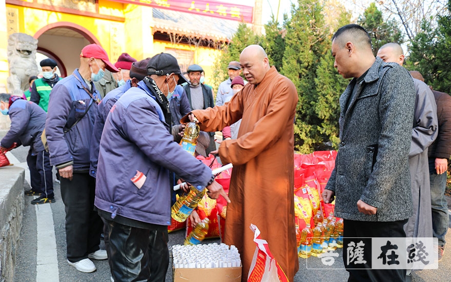 佛教-徐州兴化寺开展关爱环卫工人慰问活动