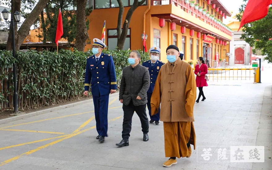 余小平-上海市闵行区消防救援支队副支队长余小平一行赴七宝教寺检查消防安全工作