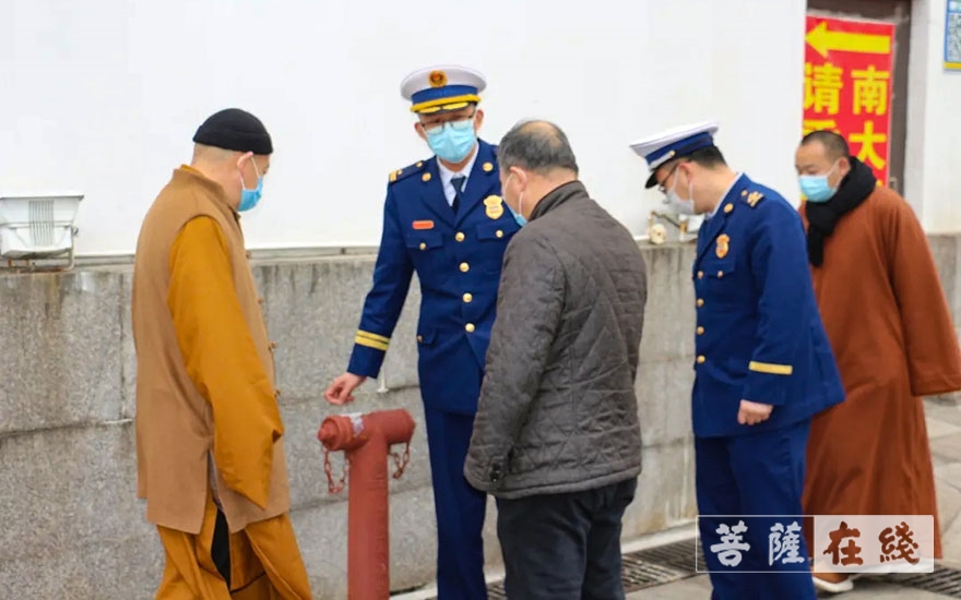 余小平-上海市闵行区消防救援支队副支队长余小平一行赴七宝教寺检查消防安全工作