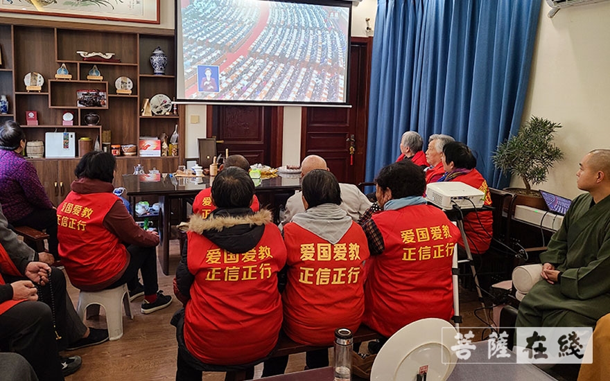 嘉祥-济宁市嘉祥法云寺组织常住法师收看“两会”现场直播