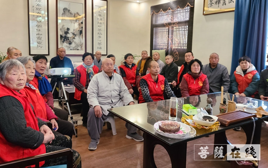 嘉祥-济宁市嘉祥法云寺组织常住法师收看“两会”现场直播