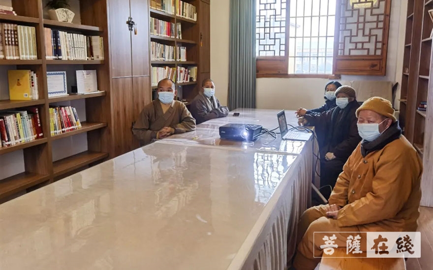 全国人大-湖北大冶目莲寺组织观看第十三届全国人大四次会议开幕会直播