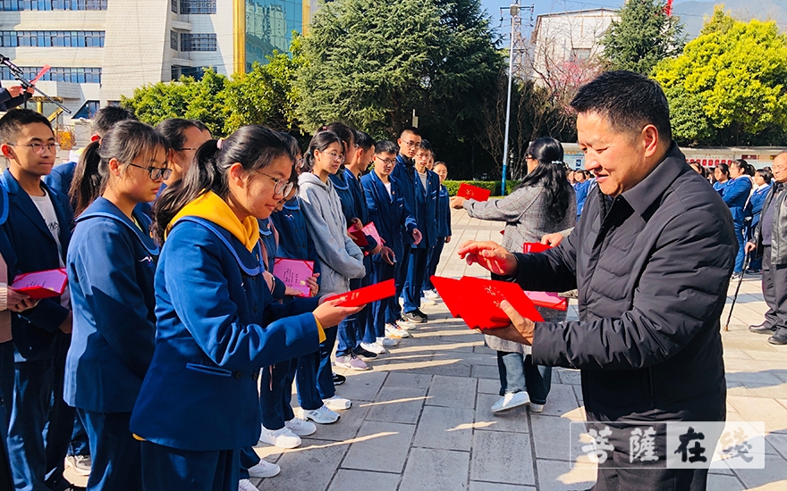 大理州民族中学-大理州民族中学举行“大理崇圣寺扶贫助学奖学金”颁奖仪式