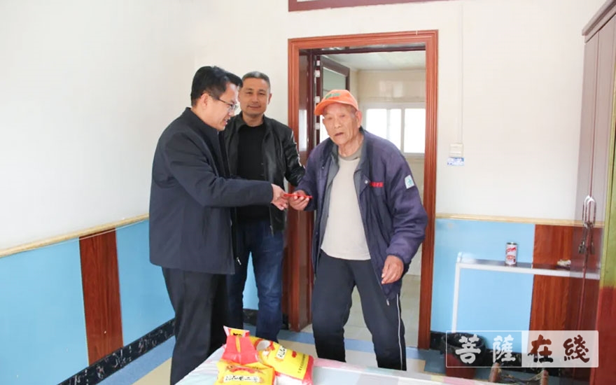 佛教-胶州市佛教协会、慈云寺慰问九龙街道养老中心孤寡老人
