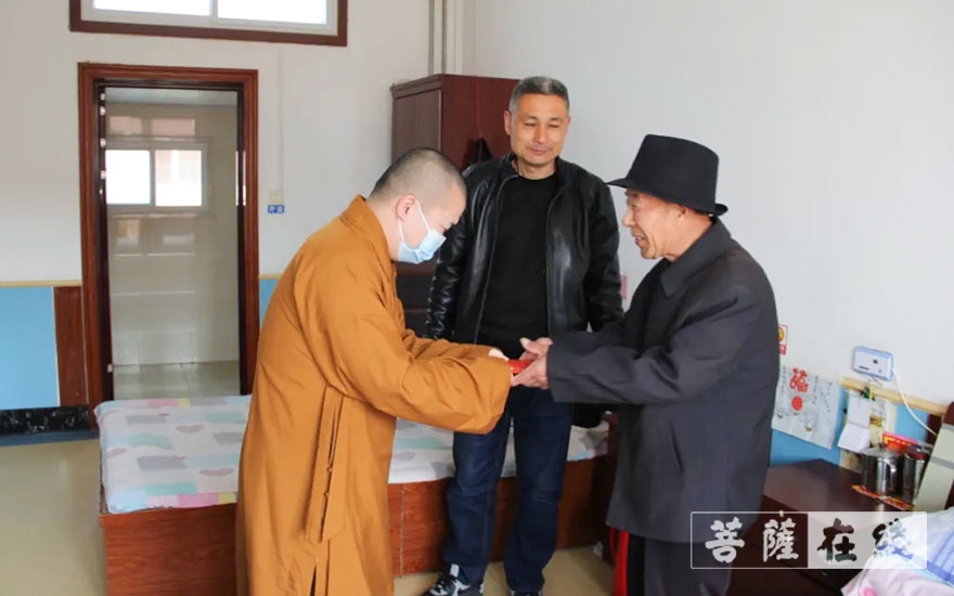 佛教-胶州市佛教协会、慈云寺慰问九龙街道养老中心孤寡老人