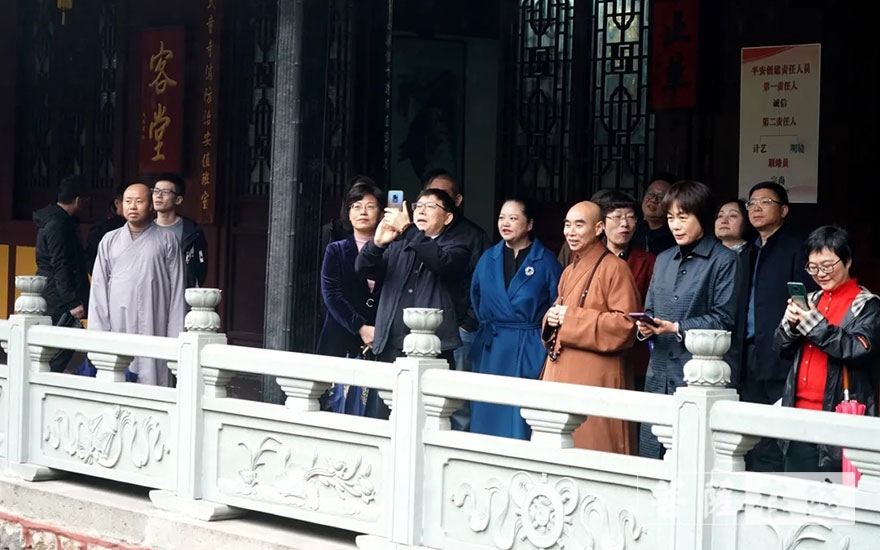 杭州滨江区-杭州滨江区人大常委会主任韩建中一行考察宁波天童禅寺
