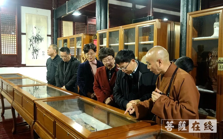 杭州滨江区-杭州滨江区人大常委会主任韩建中一行考察宁波天童禅寺