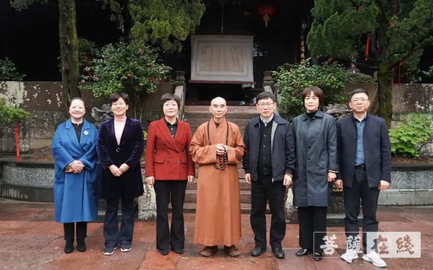 杭州滨江区-杭州滨江区人大常委会主任韩建中一行考察宁波天童禅寺