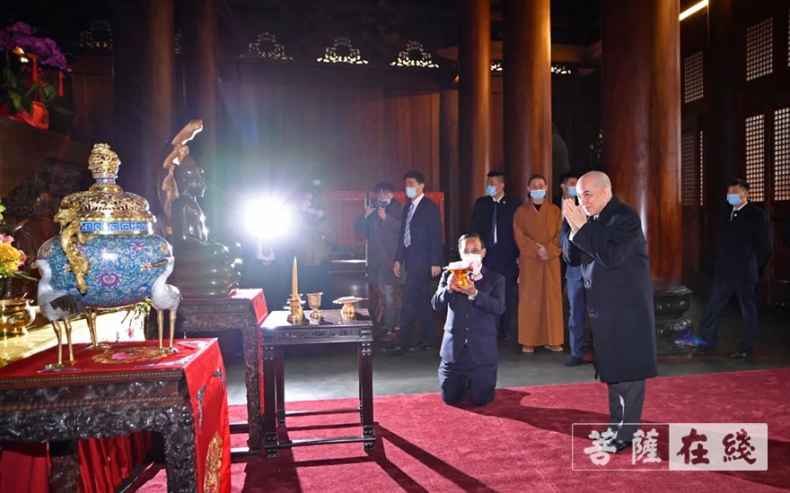 西哈莫尼-柬埔寨国王西哈莫尼参访上海静安寺