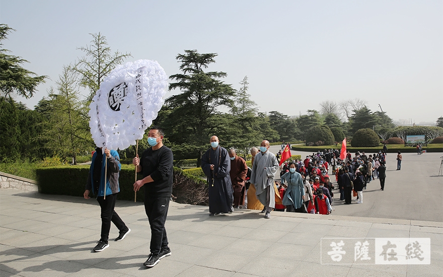 徐州市泰山寺僧众赴淮海战役烈士纪念塔凭吊革命先烈