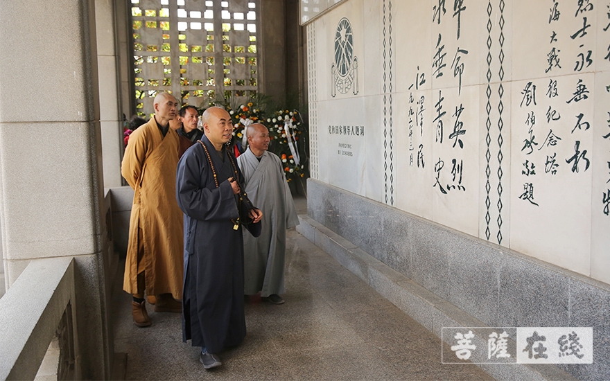 参观纪念塔参观纪念塔相瑛法师表示:血沃彭城,名垂千古,这里涌现出无