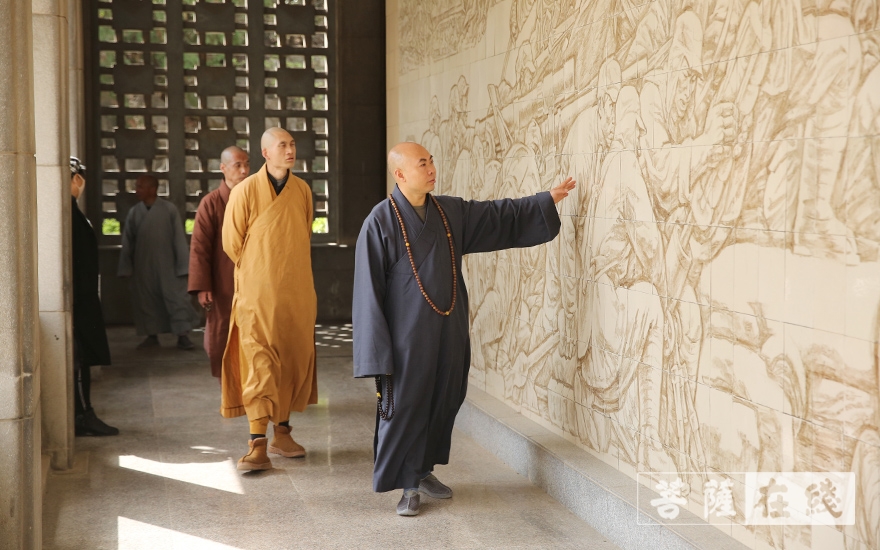 参观纪念塔相瑛法师表示:血沃彭城,名垂千古,这里涌现出无数革命英烈